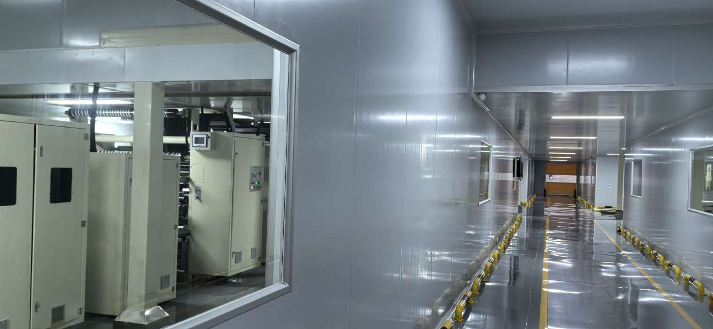 久久新材涂布無(wú)塵車(chē)間一角